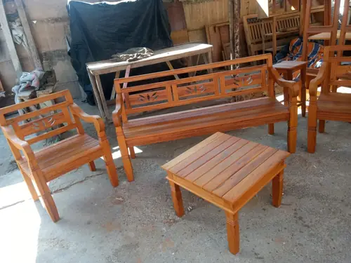Conjunto de sofá, cadeira e mesa em madeira